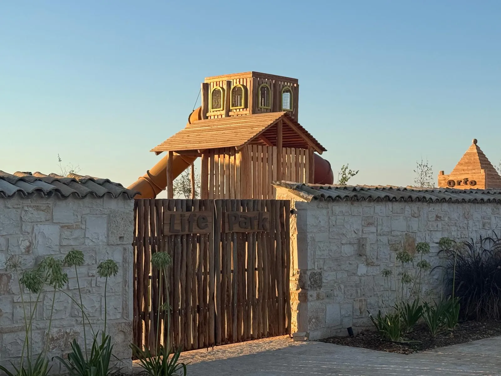 Masseria delle Monache, Rutigliano. Area giochi con torre e scivolo per il parco della Masseria delle Monache.