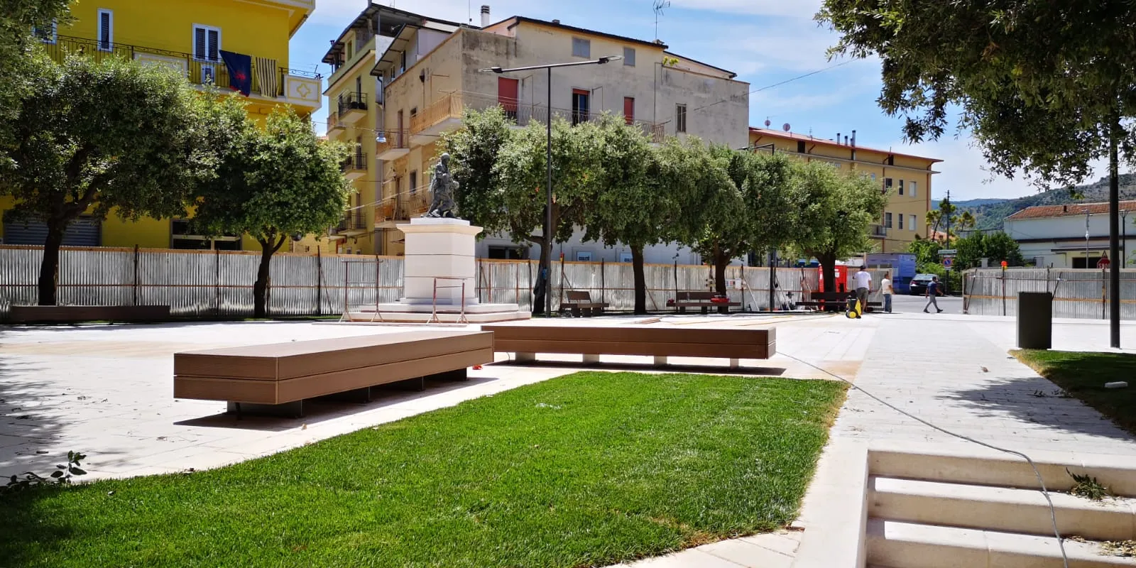 Piazza Sanzone, Cagnano Varano. Fornitura del nuovo arredo urbano per il restyling della piazza: panchine Harris e Big Harris di Metalco, sedute lineari in legno massiccio con supporti in acciaio e illuminazione a LED.