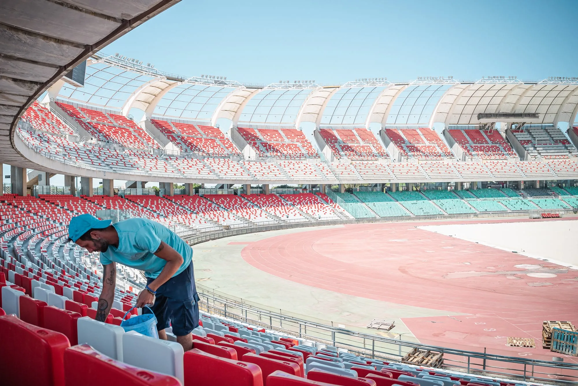 Stadio San Nicola, Bari. Fornitura e posa dei seggiolini biancorossi dell'intero stadio.