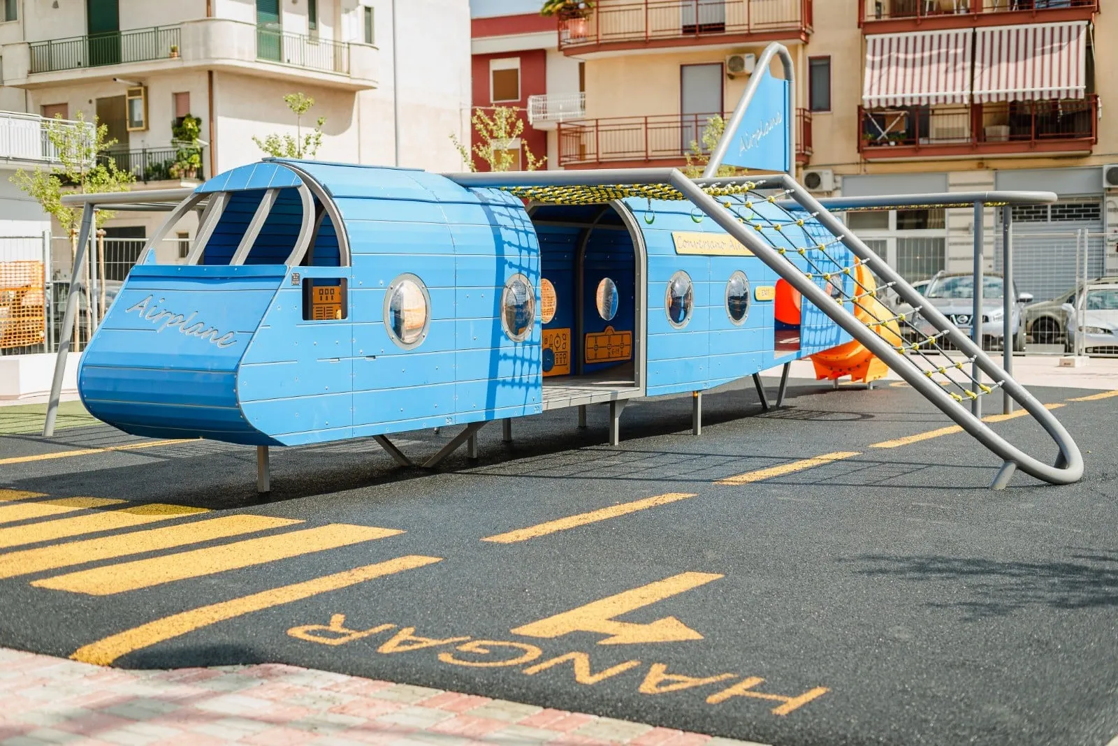 Aereo-gioco a Largo Falconieri, Conversano. Un grande aereo-gioco come nuovo punto di ritrovo per la piazza.