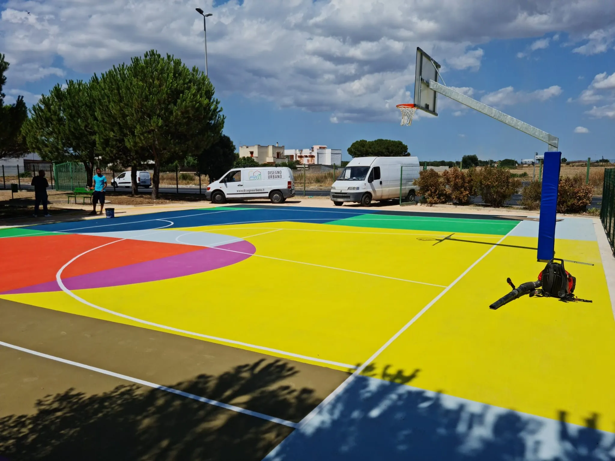 Campo polivalente, Taranto. Resinatura di un campo polivalente all'aperto, con tracciature e campiture a colori pieni.